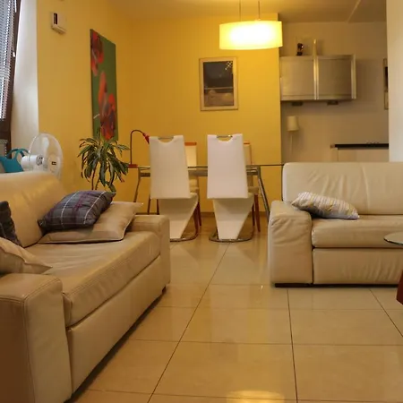 Main Street - Atelier Apartment